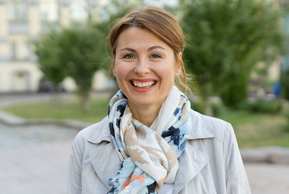 Portrait-of-a-happy-smiling-adult-woman-against-the-backdrop-of-the-city-1000x670